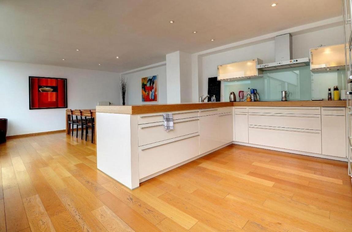 Appartement Down Town Spacious Duplex With Private Parking & Game Brussel