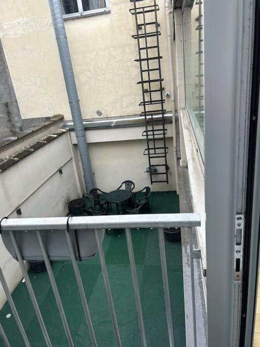Appartement Down Town Spacious Duplex With Private Parking & Game Brussel