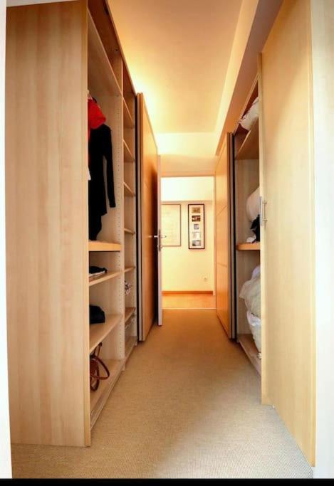 Down Town Spacious Duplex With Private Parking & Game Brussel