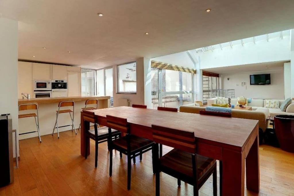 Appartement Down Town Spacious Duplex With Private Parking & Game Brussel