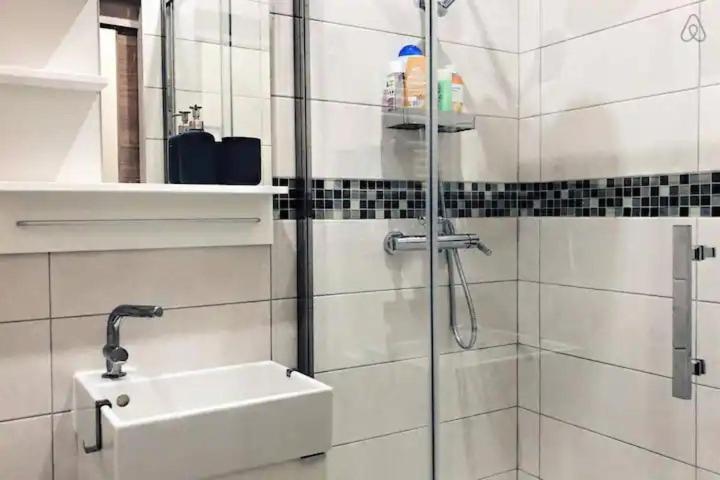 Entierement Renove Et Equipe De Deux Dans Le Quartier Schuman Apartment
