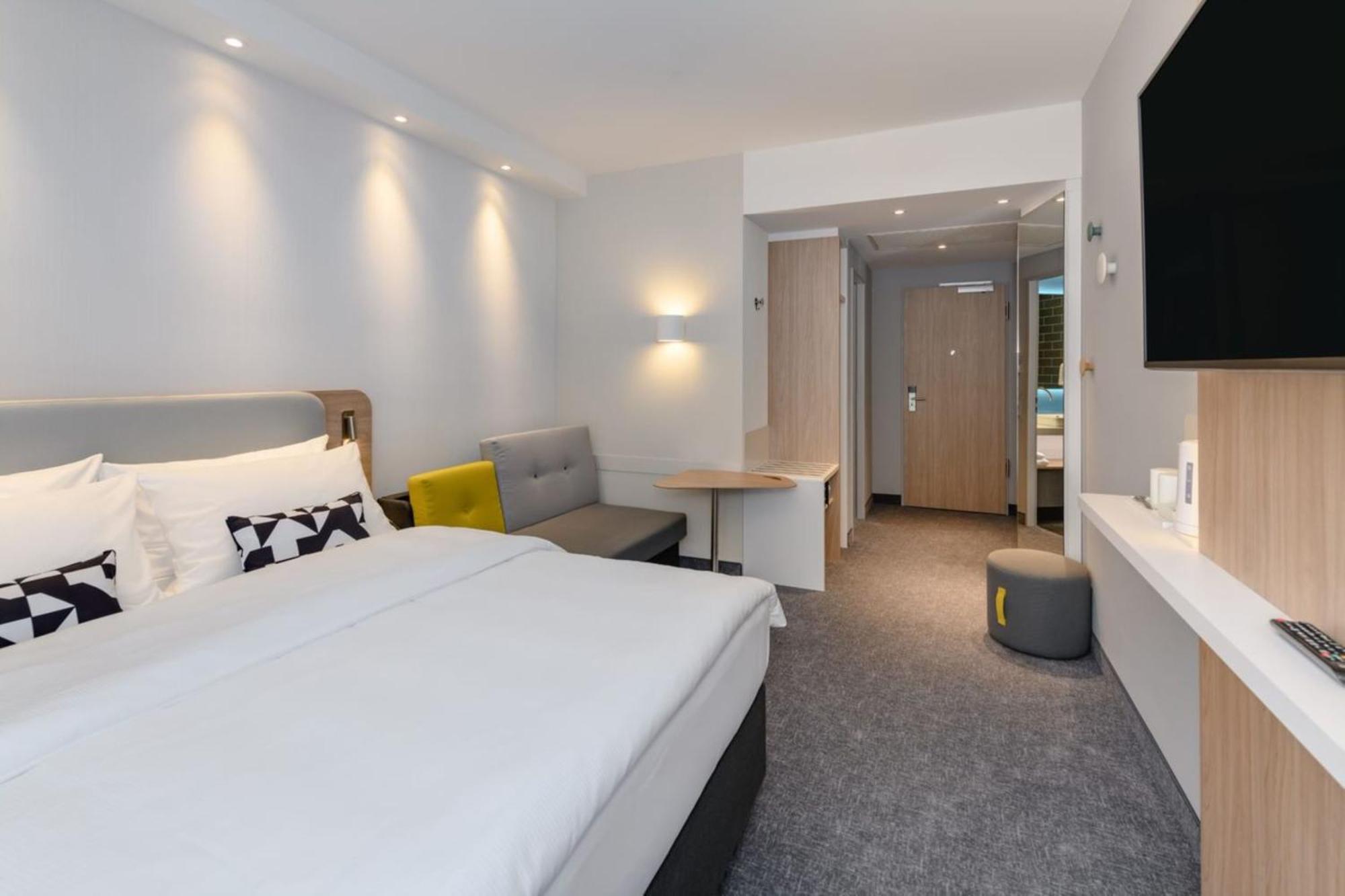 Express - Airport By Ihg Hotel