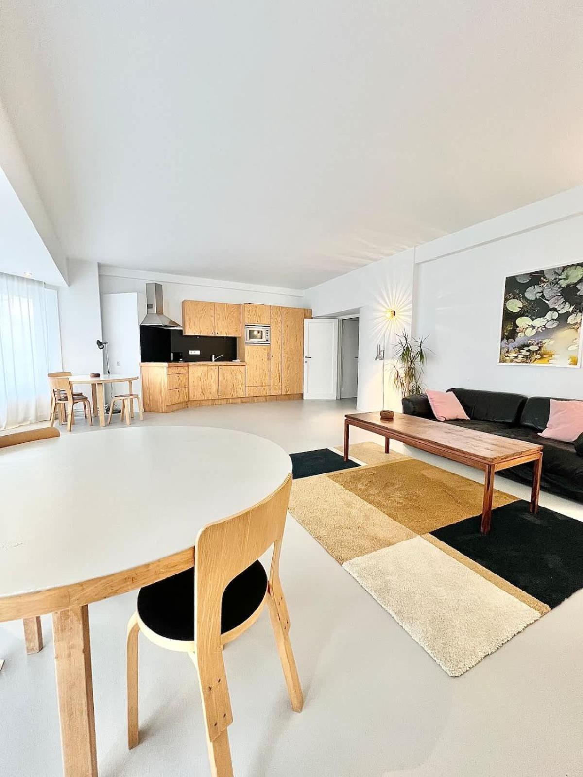 5 Min From Grand Place 1 Bedroom Apt Renovated!