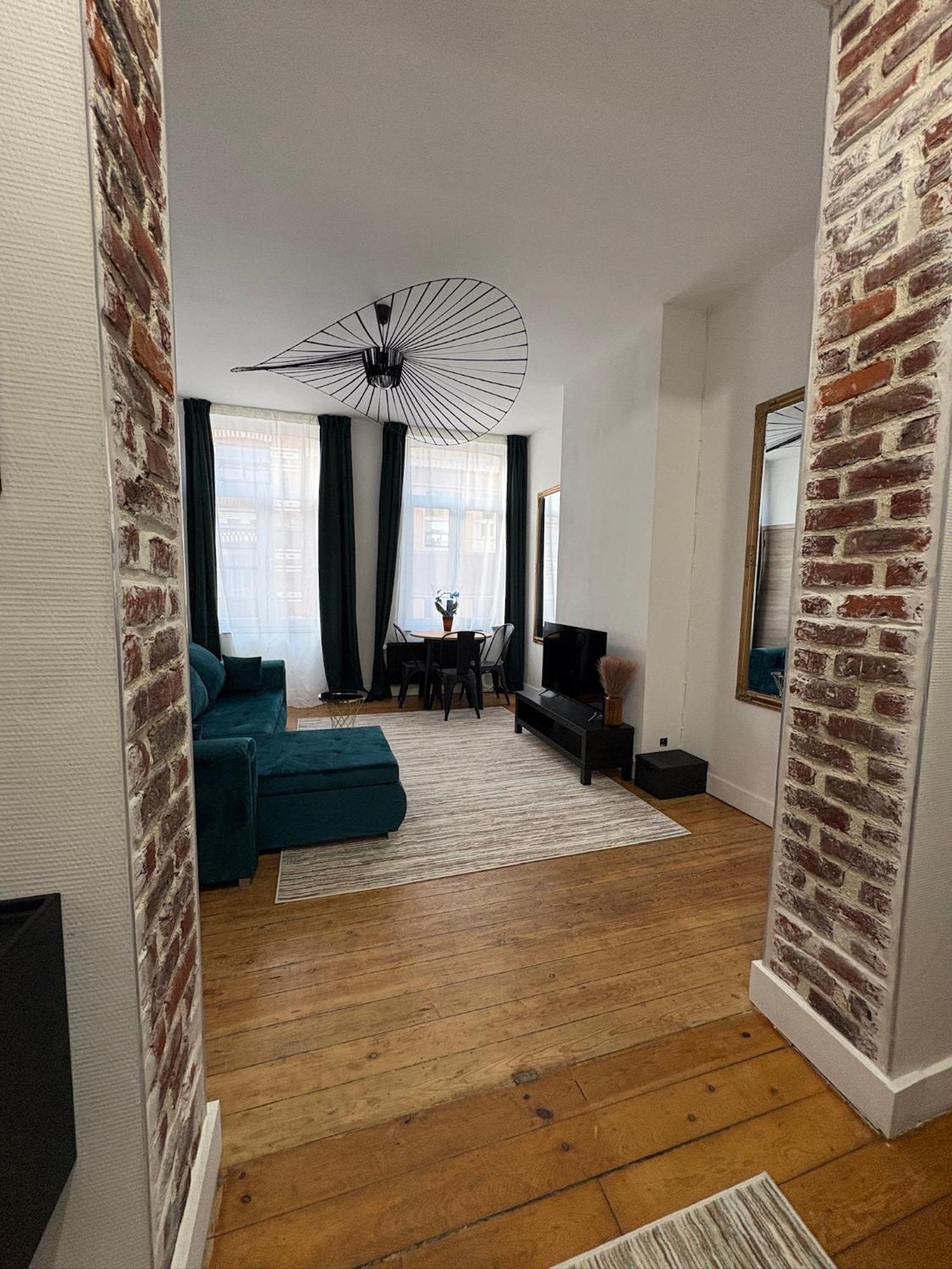 Echoes Of The Mirror Apartment *