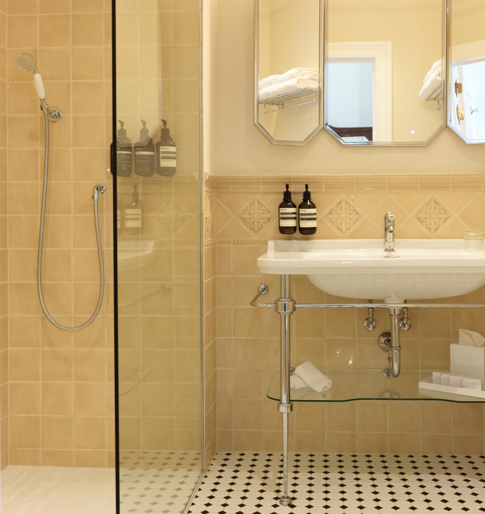 Fleur De Hotel 4*