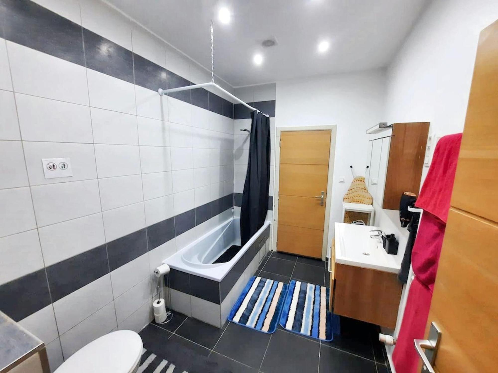 Apartment Modern In Molenbeek Saint Jean / 77 M² / Parking *