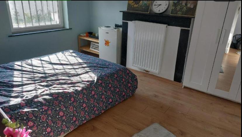 Confortable Lit Double Schaarbeek 1ere Etage Cle Normal * Bruxelles