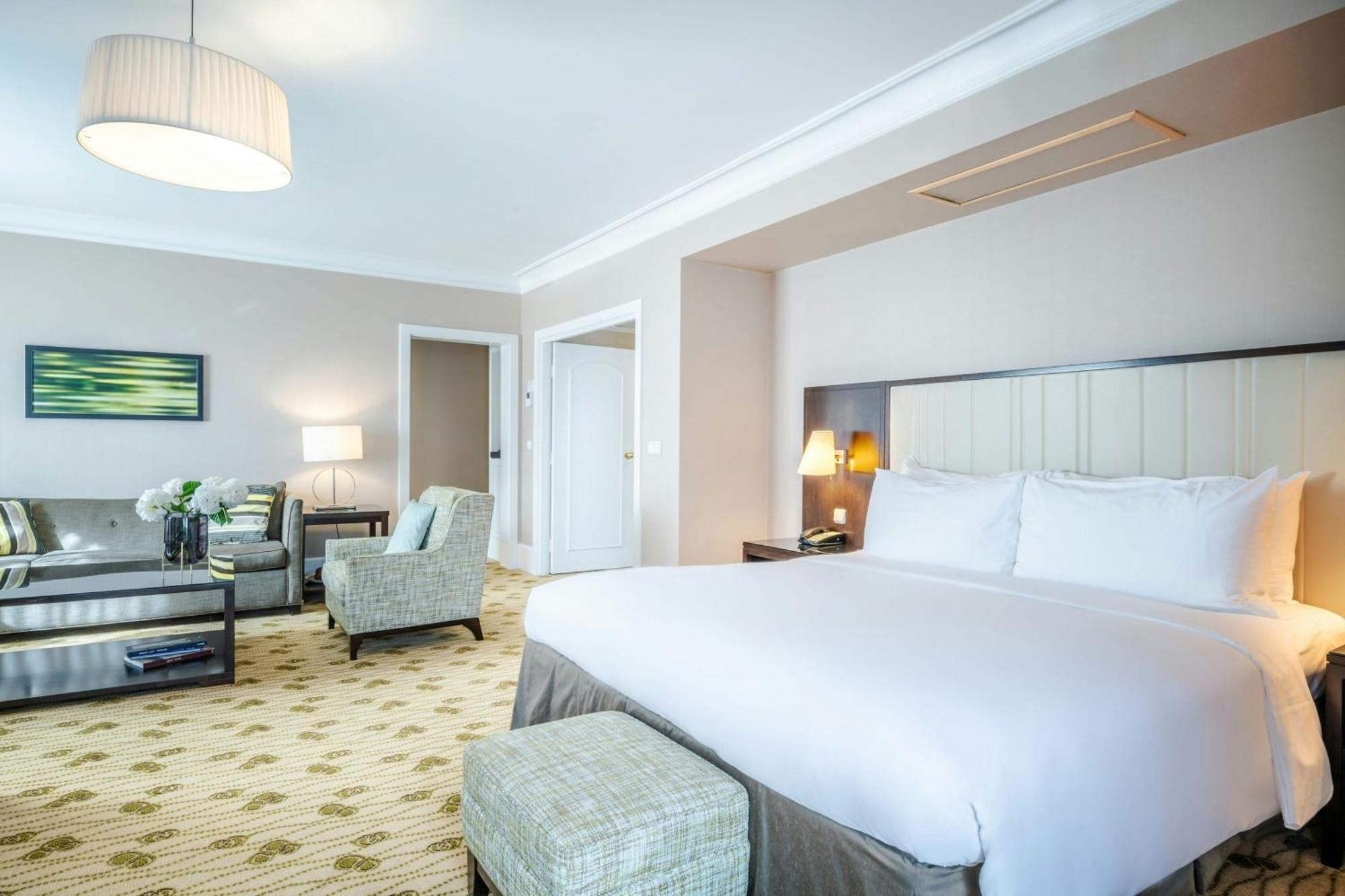 Renaissance Hotel 4*