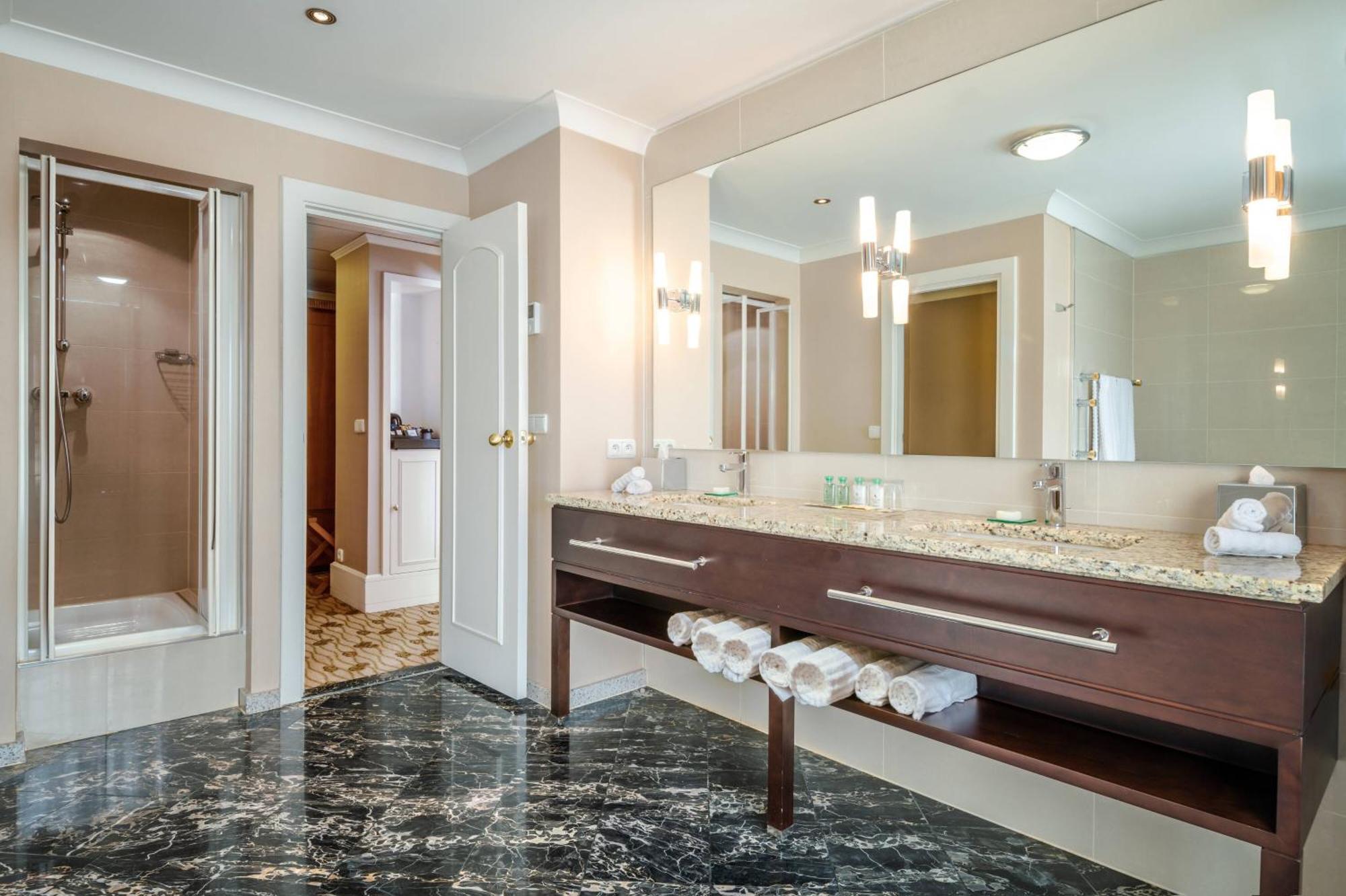 Renaissance Hotel 4*