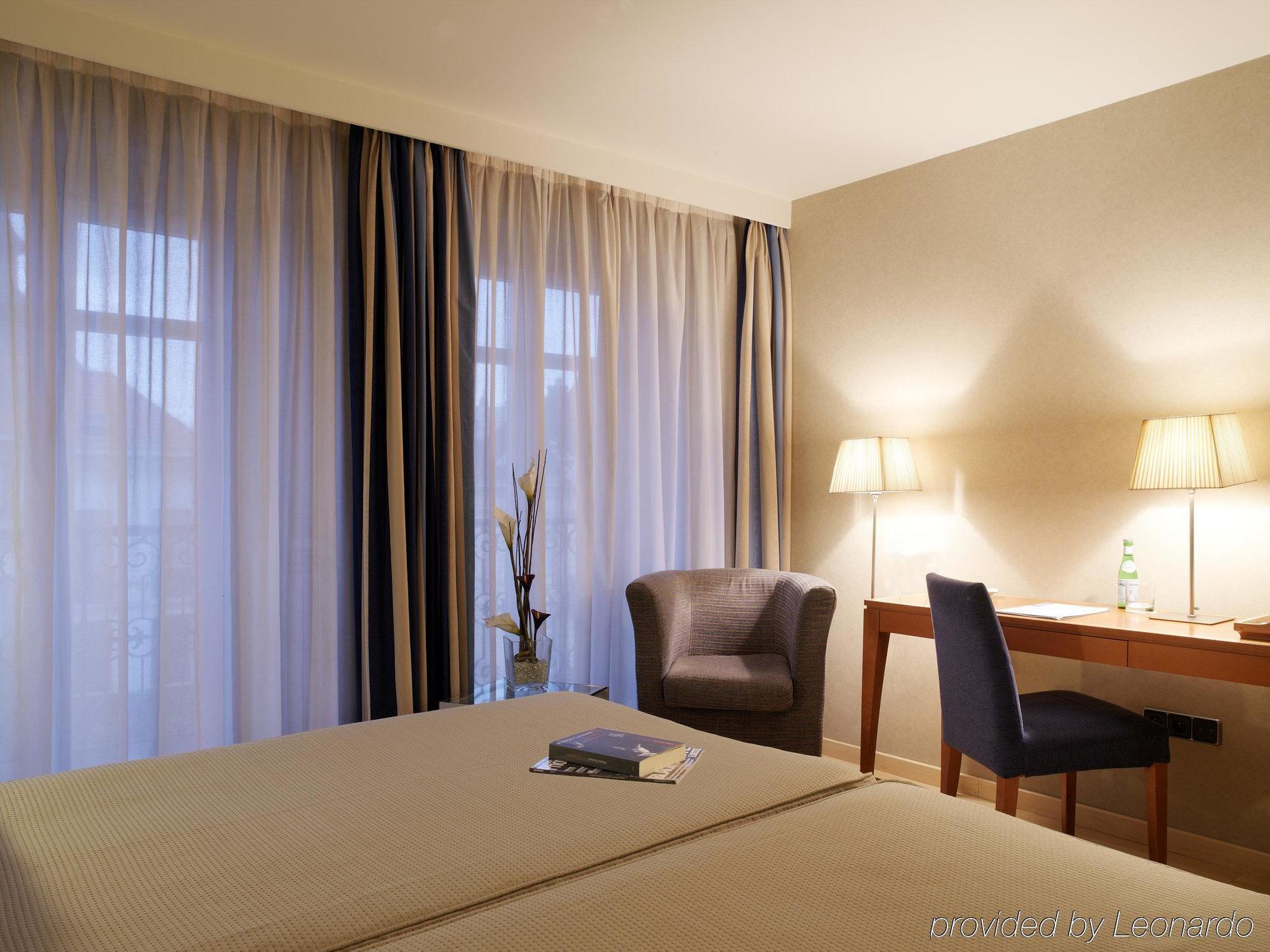 Catalonia Grand Place Hotel 4*