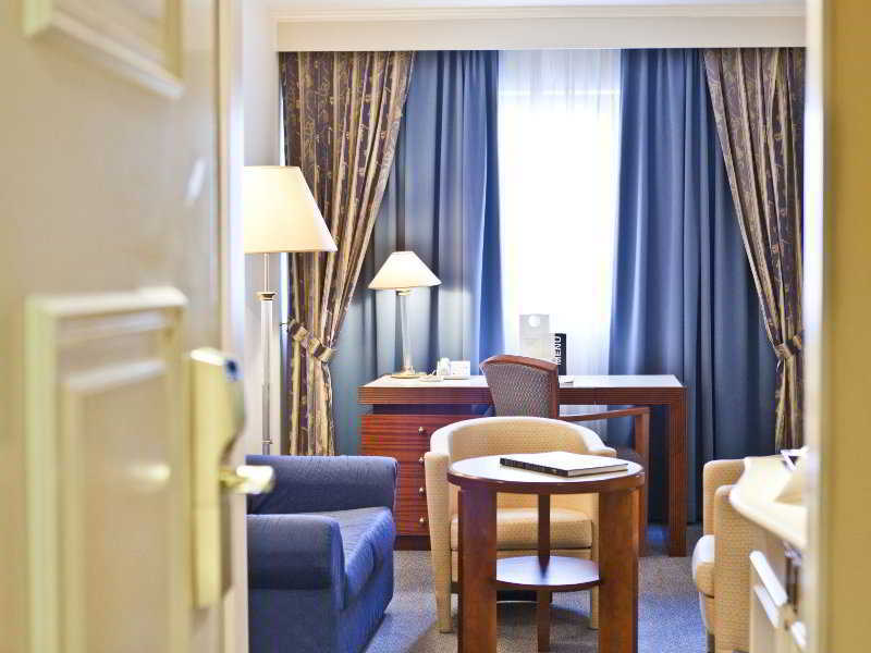 Le Chatelain Hotel 5*