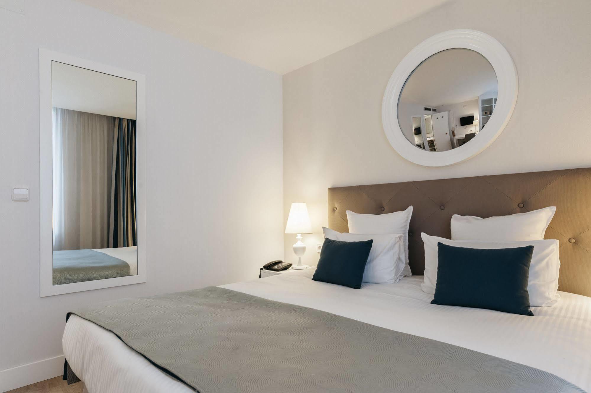 Catalonia Grand Place Hotel