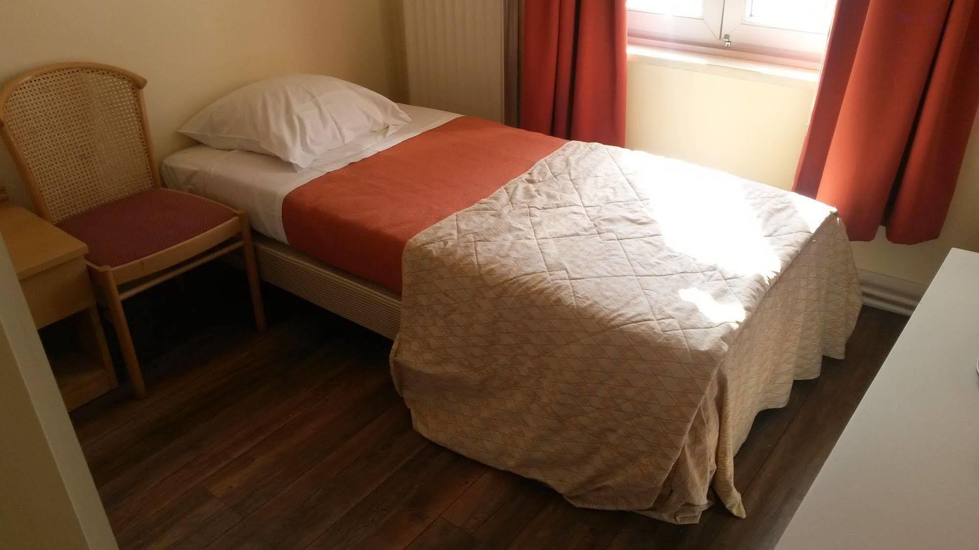 Queen Mary Hotel 3*