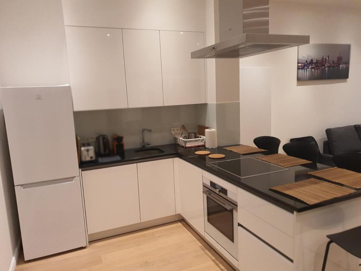 2 Bedrooms Appart Near European Parliament +fee Parking Appartement