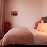 Unit 5 - Trendy Smart Home Triplex Private Garden & Parking