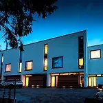 Unit 5 - Trendy Smart Home Triplex Private Garden & Parking