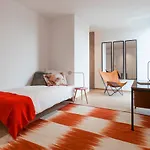 Unit 5 - Trendy Smart Home Triplex Private Garden & Parking