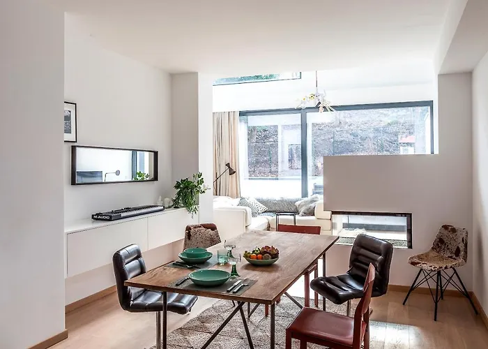Unit 5 - Trendy Smart Home Triplex Private Garden & Parking