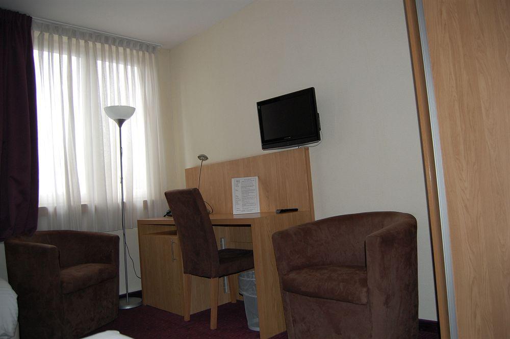 Ibis Centre Chatelain Hotel