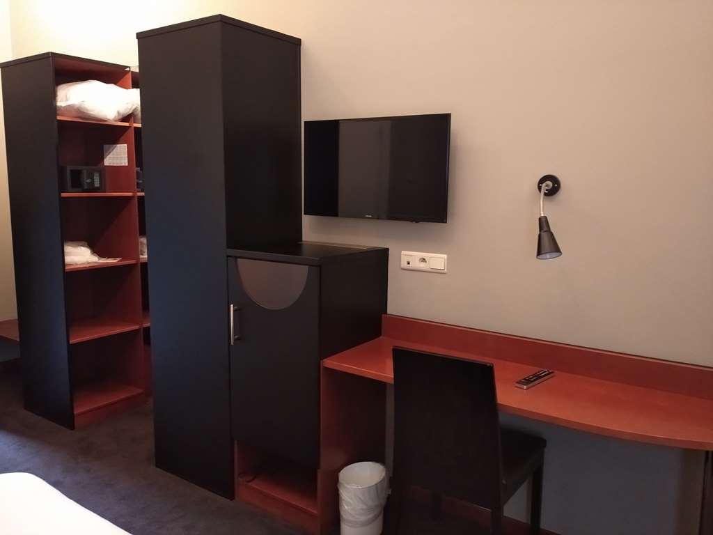 Ibis Erasmus Hotel 3*
