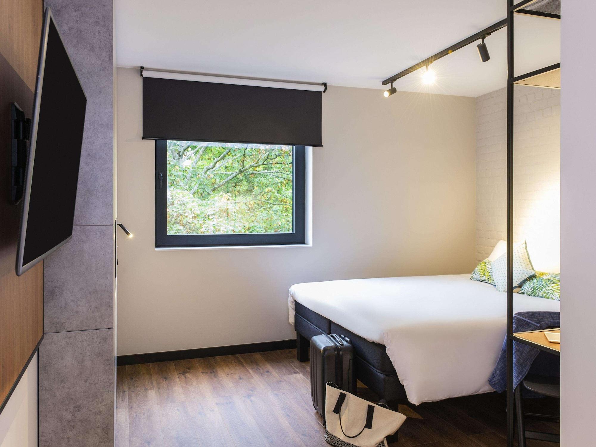 Ibis Centre Chatelain Hotel 3*