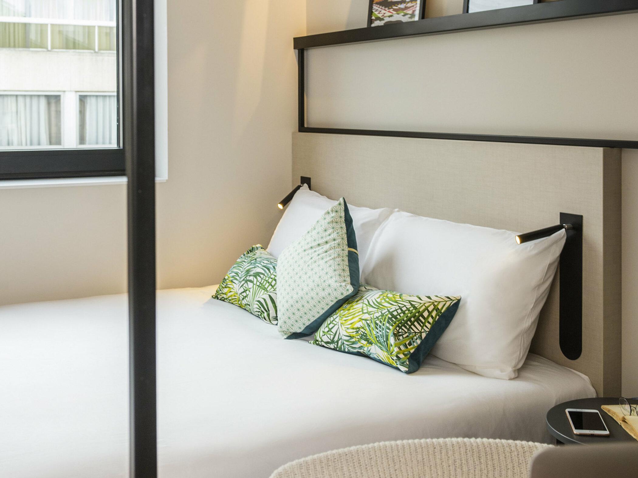 Ibis Centre Chatelain Hotel 3*