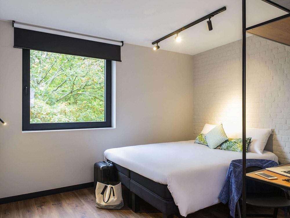 Ibis Centre Chatelain Hotel 3*
