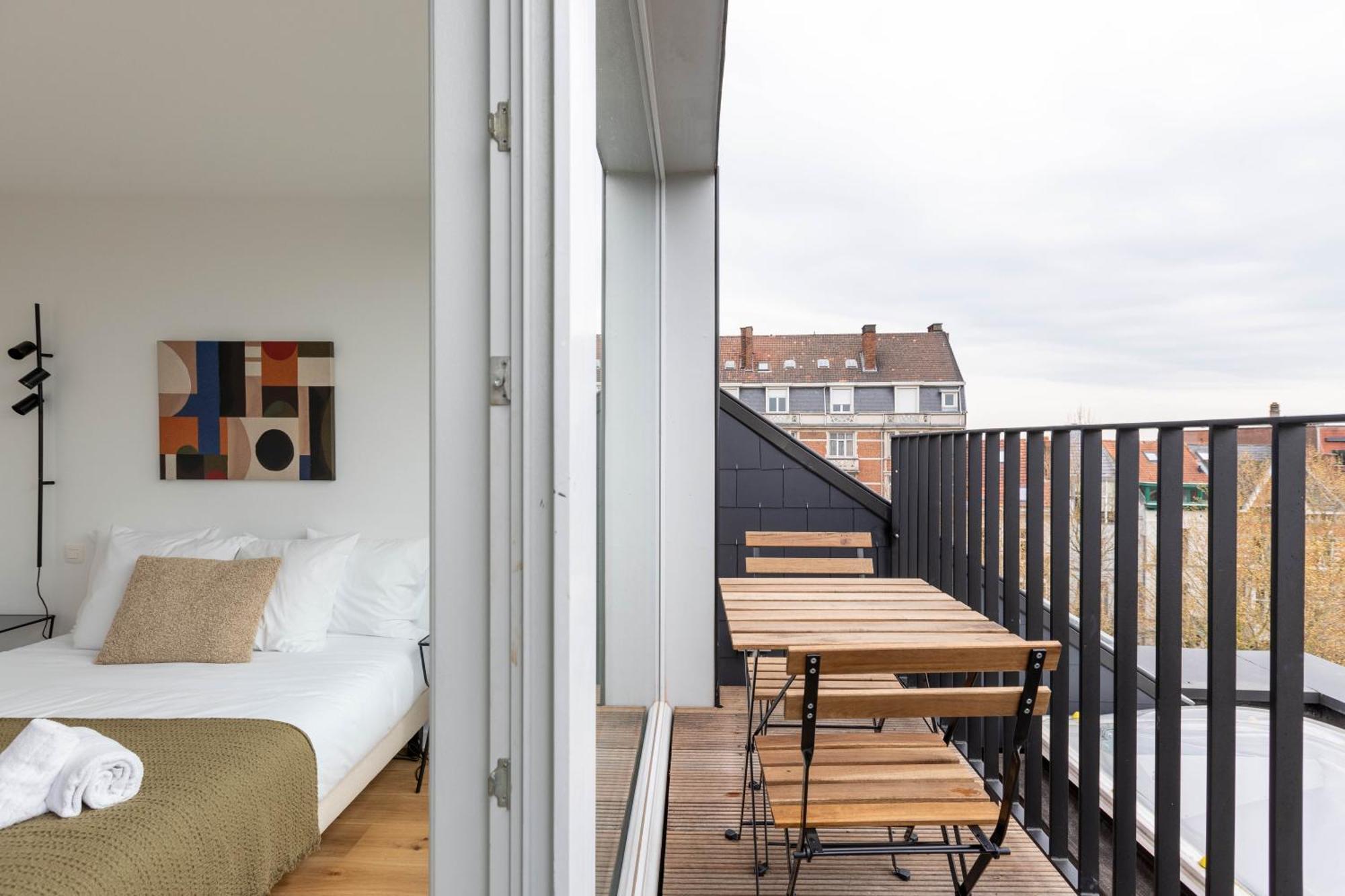 Churchill Apartment *