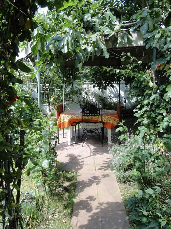 La Zarin Bed & Breakfast