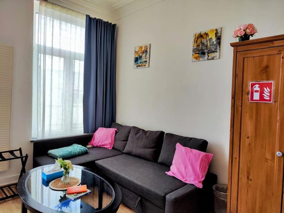 Studio Entier Avec Balcon - Tour Et Taxis Appartamento *