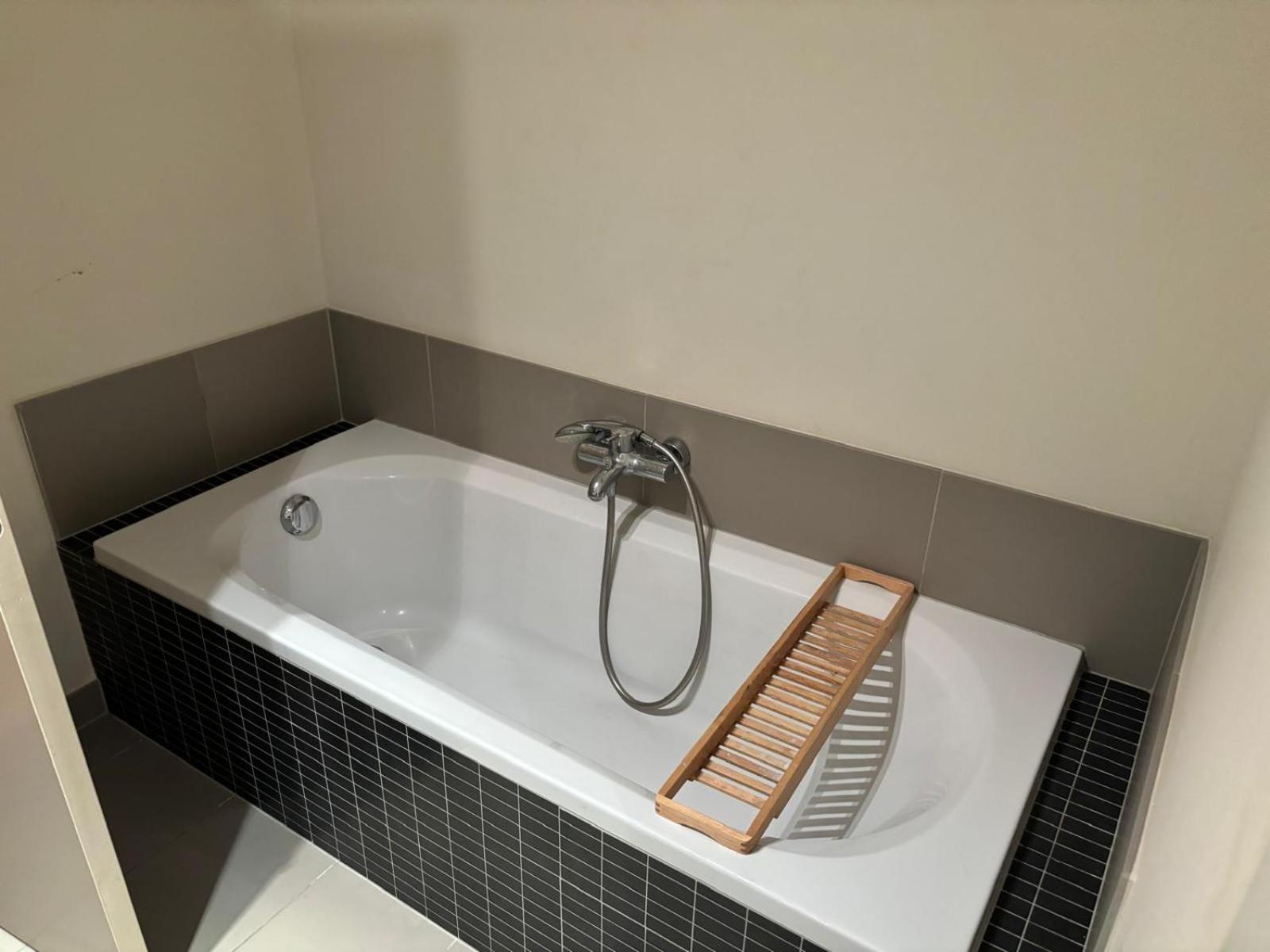Comfortable Two Bedroom In Center *