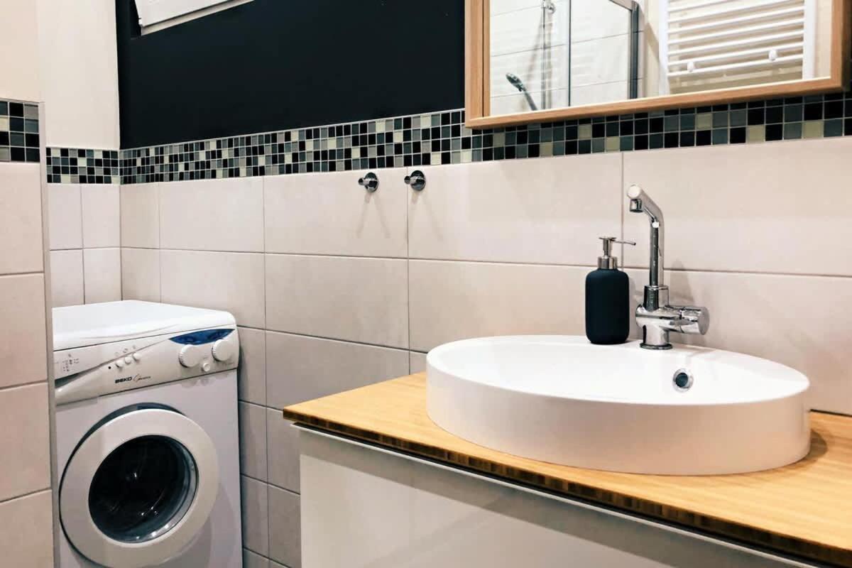 Appartement Renovated One Bedroom Schuman Area *