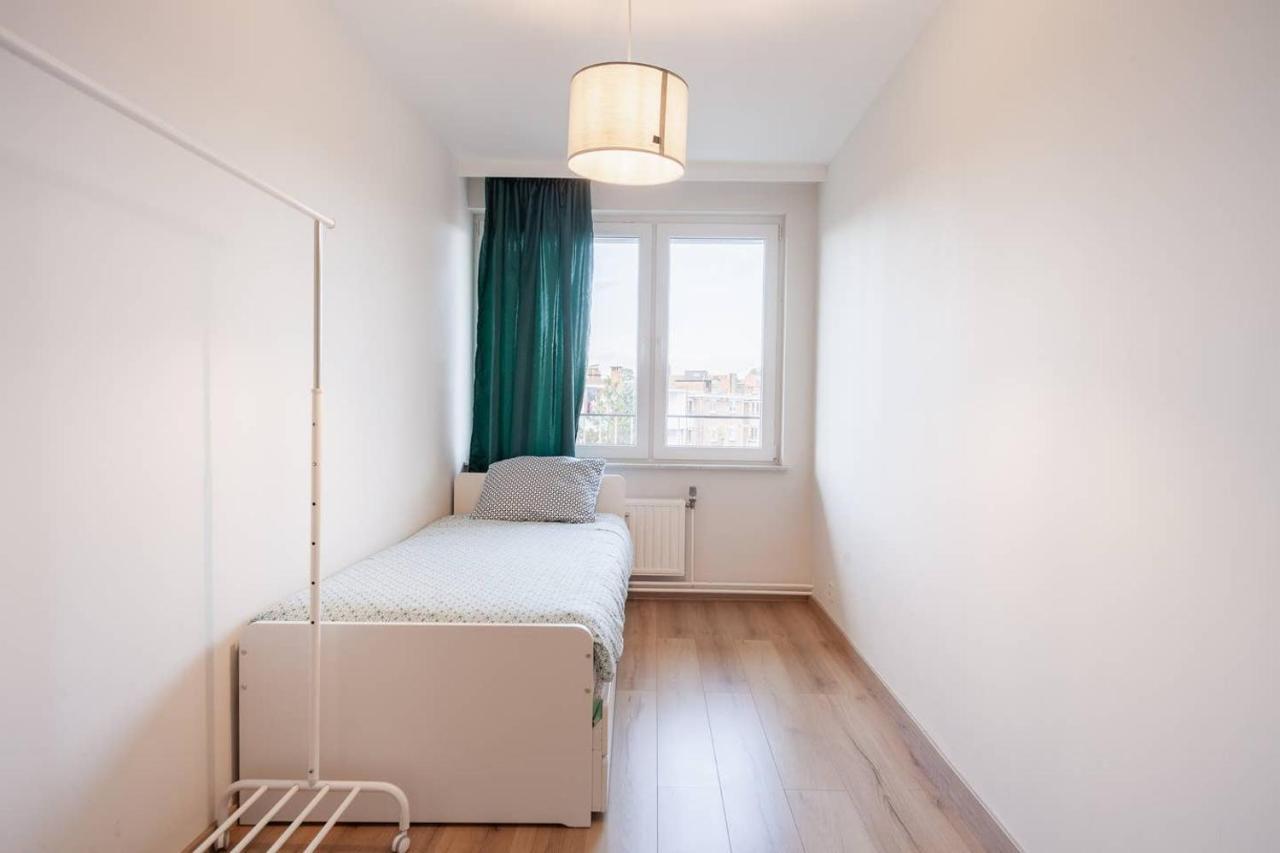 Comme Chez Soi, Free Parking Included